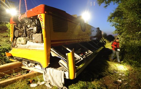 V autobusu uvízli dva muži, ostatní se z něj dostali vlastními silami.