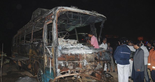 Přeplněný autobus narazil do vlaku: Nehoda v Pákistánu má nejméně 33 obětí