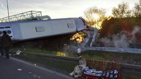 Autobus na Chomutovsku po nehodě skončil v parovodu.