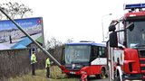 Vážná nehoda autobusu v Praze: Na místě je pět zraněných včetně dětí