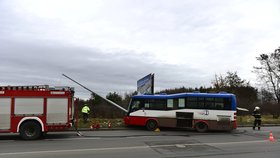 Vážná nehoda autobusu v Praze: Na místě je pět zraněných včetně dětí.