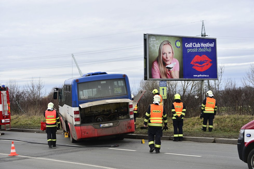 Vážná nehoda autobusu v Praze: Na místě je pět zraněných včetně dětí.
