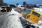 Na Blanensku sjel autobus do příkopu, jeho řidič zemřel (ilustrační foto)