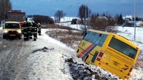 Na Blanensku sjel autobus do příkopu, jeho řidič zemřel (ilustrační foto)