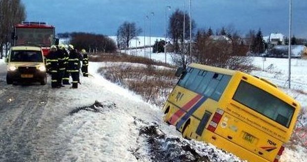 Na Blanensku sjel autobus do příkopu, jeho řidič zemřel (ilustrační foto)