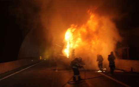 Kvůli hořícímu autobusu byla dálnice A2 ve směru na Vídeň na dvě hodiny uzavřena.