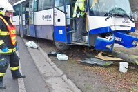 Řidič děčínského autobusu zemřel za jízdy: Cestující skončili po nehodě v křoví