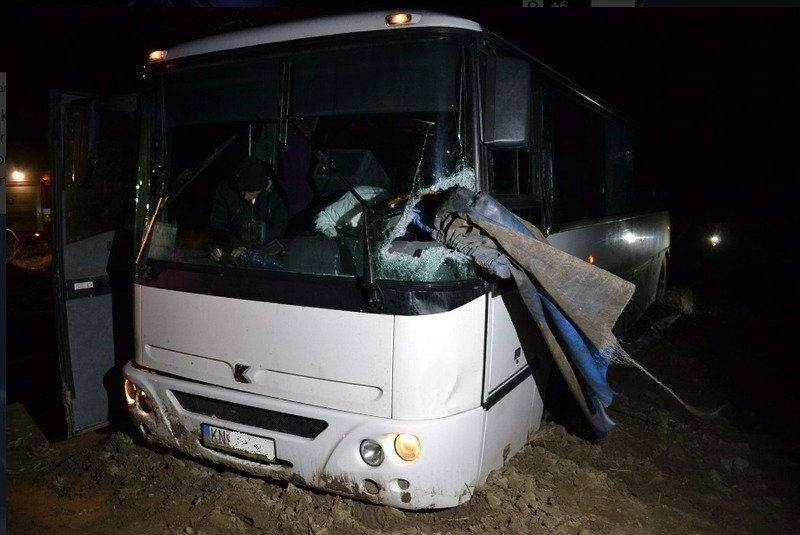 Z korby náklaďáku vyletěla ocelová tyč a probodla řidiče autobusu. Jen o dva centimetry minula srdce.