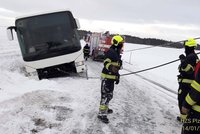 Sněhová kalamita: Autobus s 11 lidmi se na Plzeňsku neudržel na silnici a sjel do příkopu