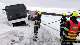 Sněhová kalamita: Autobus s 11 lidmi se na Plzeňsku neudržel na silnici a sjel do příkopu