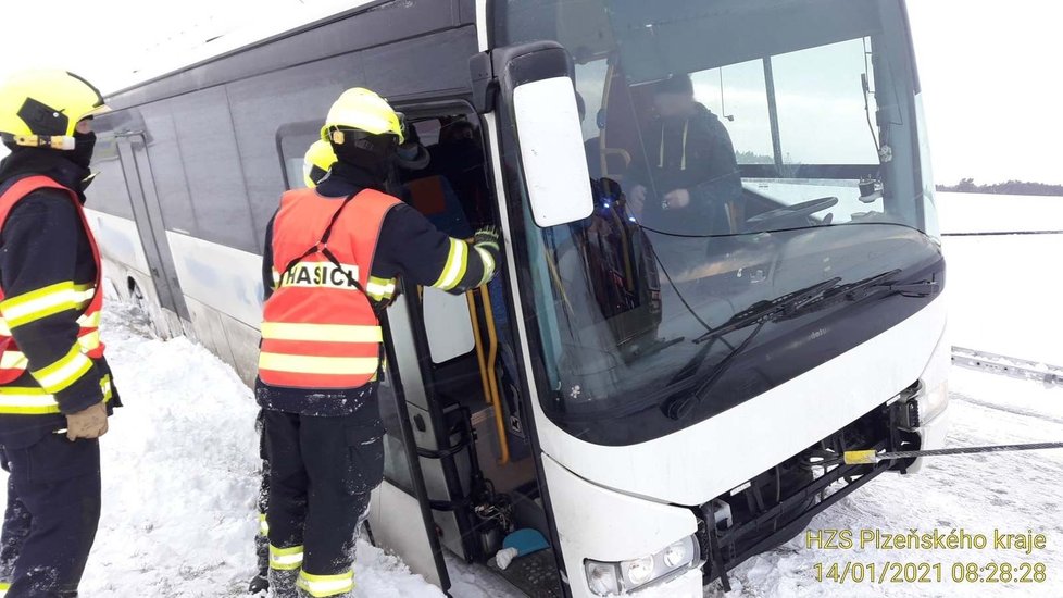 Havárie autobusu v Plzeňském kraji.