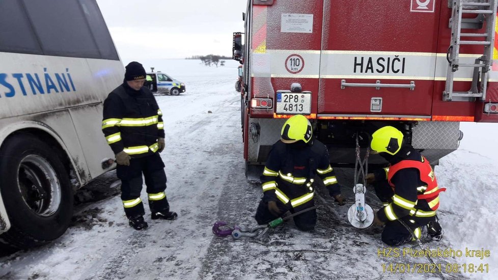 Havárie autobusu v Plzeňském kraji.