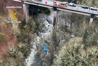 Autobus spadl do řeky! Nejméně 4 mrtví při dramatické nehodě ve Španělsku