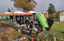 Srážka elektrobusu  a vlaku: Celkem tři zranění