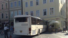 Autobus bez řidiče naboural do hotelu na Staroměstském náměstí v Praze
