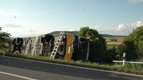 Autobus společnosti Student Agency s 41 cestujícími havaroval 20. července odpoledne u Lubence na Lounsku. Sjel v prudké zatáčce u Drahonic ze silnice a převrátil se. Čtyři lidé utrpěli těžká poranění, jednoho museli hasiči z autobusu vyprostit