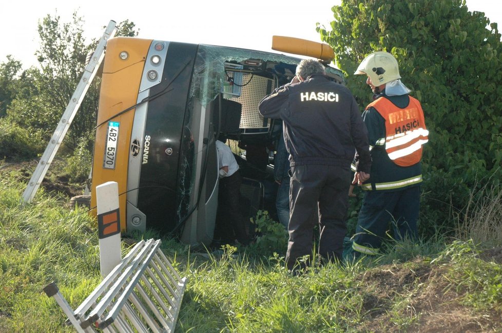 Autobus společnosti Student Agency s 41 cestujícími havaroval 20. července odpoledne u Lubence na Lounsku. Sjel v prudké zatáčce u Drahonic ze silnice a převrátil se. Čtyři lidé utrpěli těžká poranění, jednoho museli hasiči z autobusu vyprostit