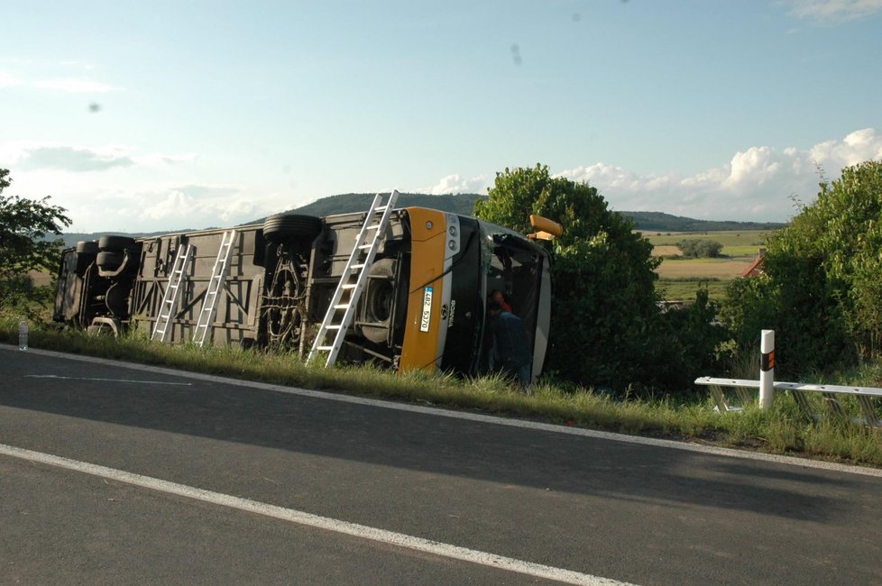 Autobus společnosti Student Agency s 41 cestujícími havaroval 20. července odpoledne u Lubence na Lounsku. Sjel v prudké zatáčce u Drahonic ze silnice a převrátil se. Čtyři lidé utrpěli těžká poranění, jednoho museli hasiči z autobusu vyprostit