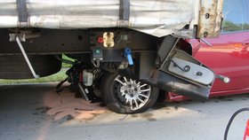 Náraz do kamionu řidič zázrakem přežil, tak skočil pod projíždějící autobus.