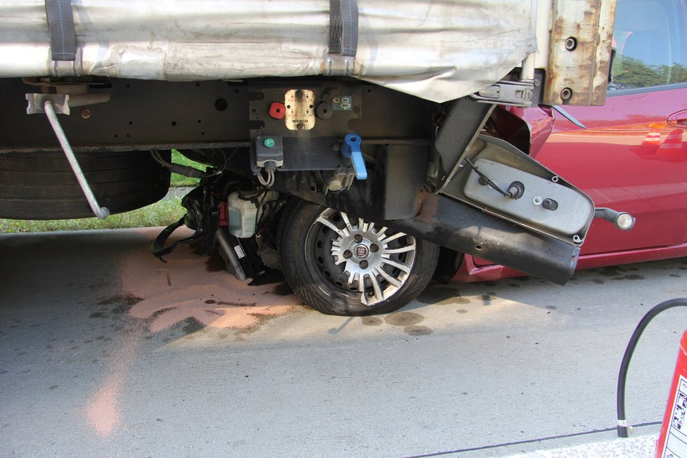 Náraz do kamionu řidič zázrakem přežil, tak skočil pod projíždějící autobus.