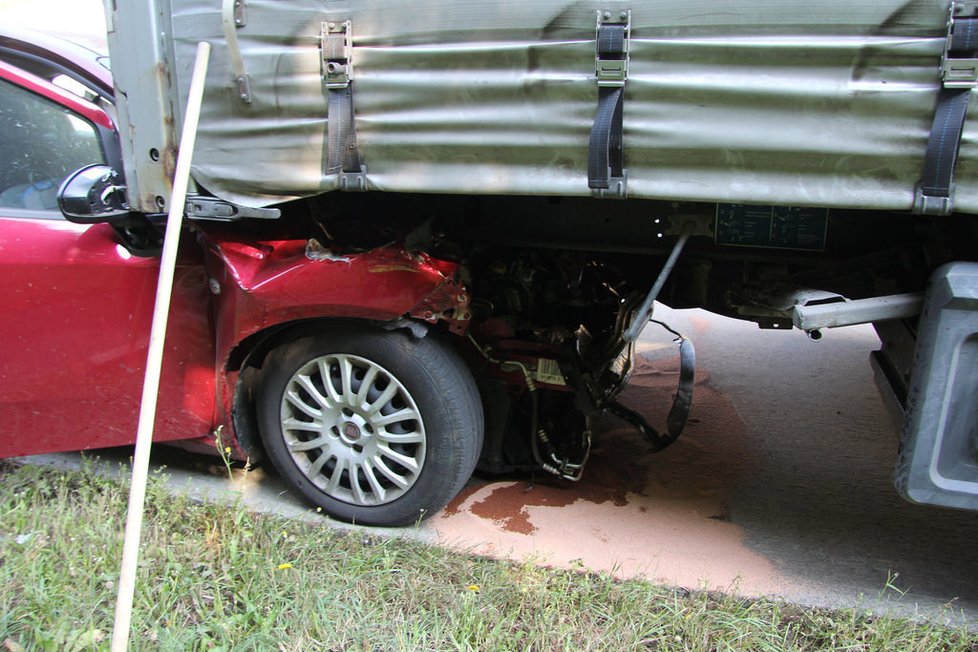 Náraz do kamionu řidič zázrakem přežil, tak skočil pod projíždějící autobus.