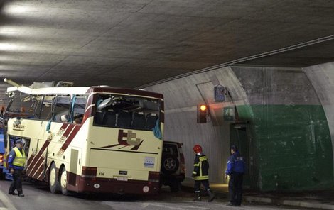 Místo nárazu. Do téhle zdi autobus čelně vrazil.