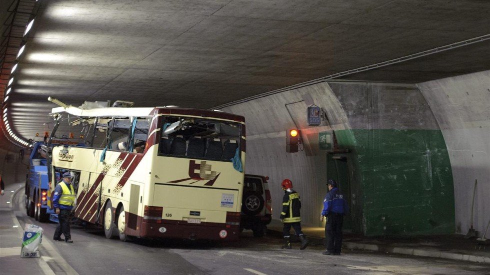 Místo nárazu. Do téhle zdi autobus čelně vrazil.