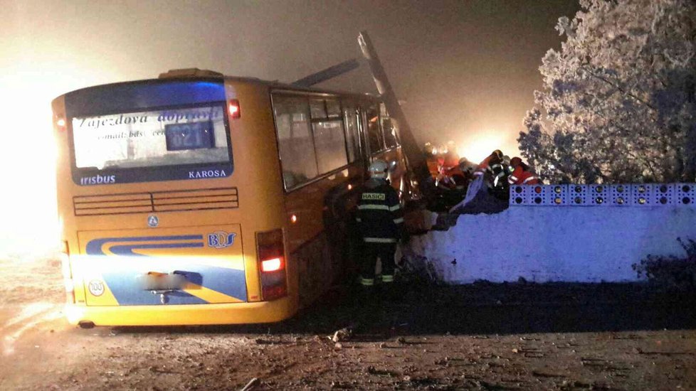 Autobus narazil u Valtrovic na Znojemsku do hřbitovní zdi. Řidiče podle všeho postihla zdravotní indispozice. Utrpěl otřes mozku, čtyři cestující se lehce zranili