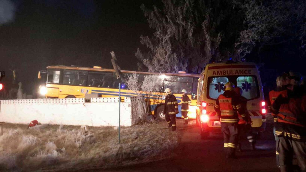 Autobus narazil u Valtrovic na Znojemsku do hřbitovní zdi. Řidiče podle všeho postihla zdravotní indispozice. Utrpěl otřes mozku, čtyři cestující se lehce zranili