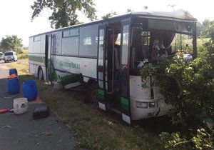 Při srážce auta s autobusem se zranily dvě děti a dva dospělí.