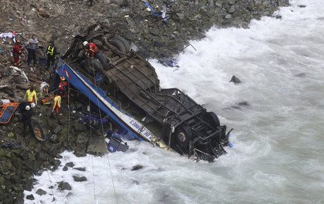 Foto Autobus v Peru se zřítil ze 100metrového srázu do moře!