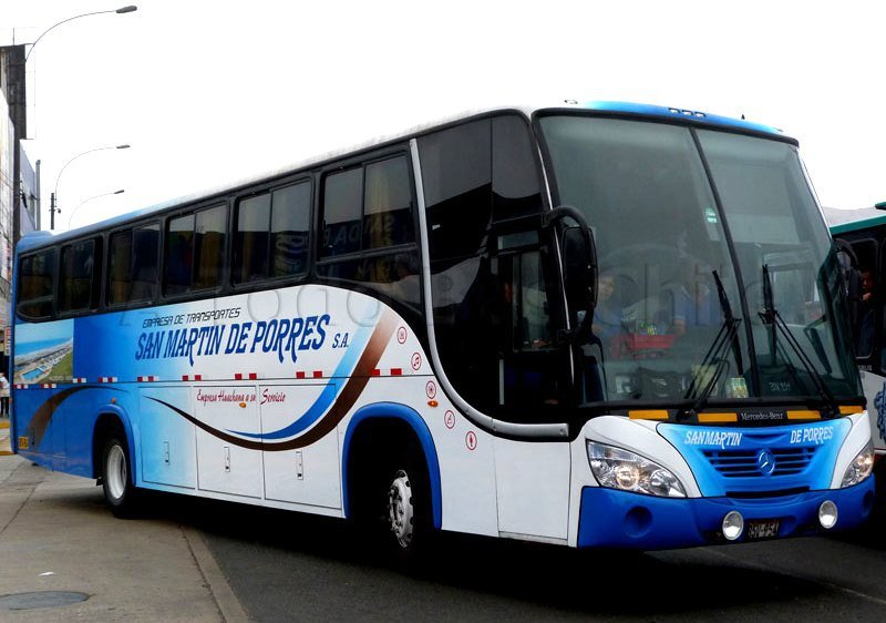 Foto Autobus v Peru se zřítil ze 100metrového srázu do moře!