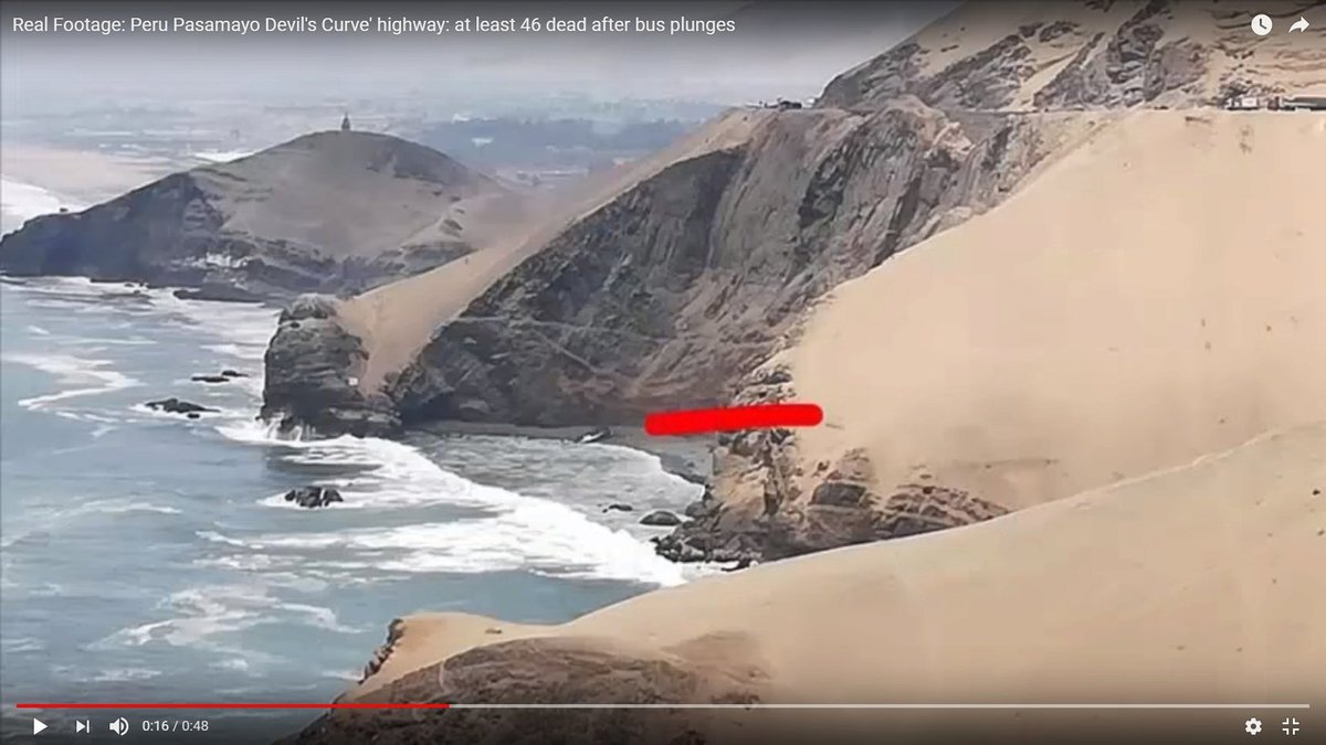 Foto Autobus v Peru se zřítil ze 100metrového srázu do moře!
