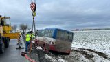 Nehoda ve Velkých Popovicích: Autobus sjel ze silnice, skončil v poli
