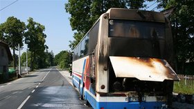 Na Domažlicku hořel dopoledne autobus, v němž cestovaly desítky středoškoláků. 