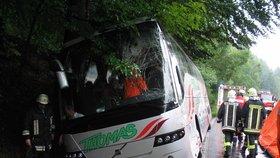 V převráceném autobuse uvízlo asi 50 osob