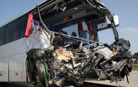 Havarovaný autobus nedaleko Bělehradu.