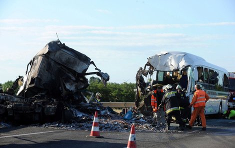 Při nehodě českého autobusu a slovenského kamionu na maďarské dálnici zahynuli dva lidé – řidiči obou vozidel. Deset osob bylo vážně zraněno, dalších 41 lidí utrpělo lehčí poranění. Češi se vraceli z termálních lázní.