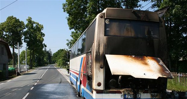 Na Domažlicku hořel dopoledne autobus, v němž cestovaly desítky středoškoláků. 