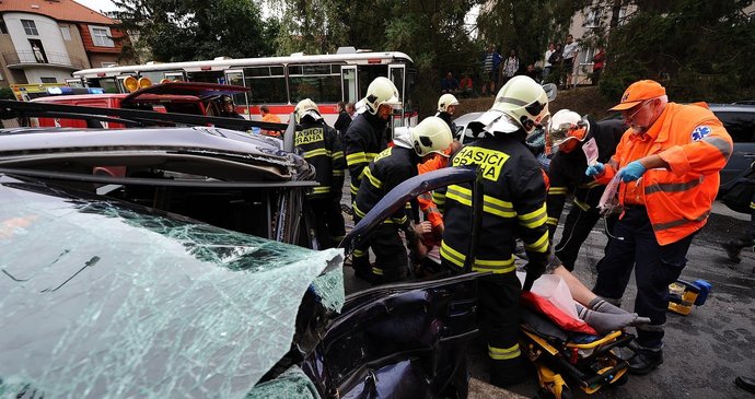 Čtyři zraněné si vyžádala ranní nehoda linkového autobusu a čtyř osobních aut v Praze Podolí.