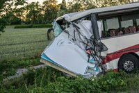 Autobus plný dětí se srazil se sanitkou. Místo tábora skončili školáci v nemocnici