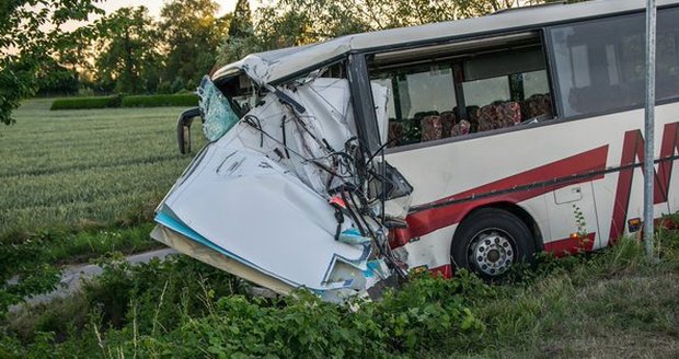 Nehoda fotbalového týmu na Příbramsku: 30 dětí vjelo do elektrického vedení. Vyhýbal se autobus kočce?