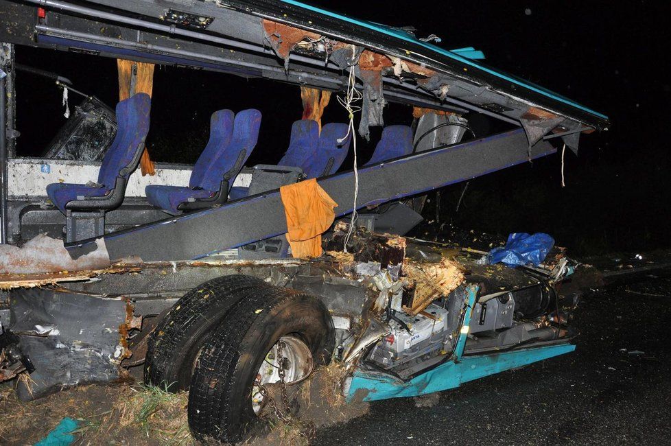 Tragická dopravní nehoda u slovenské Nitry: Autobus se srazil s náklaďákem.