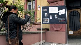 Smuteční tablo studentů školy v Nitře, kteří zemřeli při tragické srážce autobusu s náklaďákem.