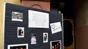 Smuteční tablo studentů školy v Nitře, kteří zemřeli při tragické srážce autobusu s náklaďákem.