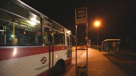 Smrt v Čelákovicích: Muž (†65) upadl přímo pod kola autobusu, nepřežil