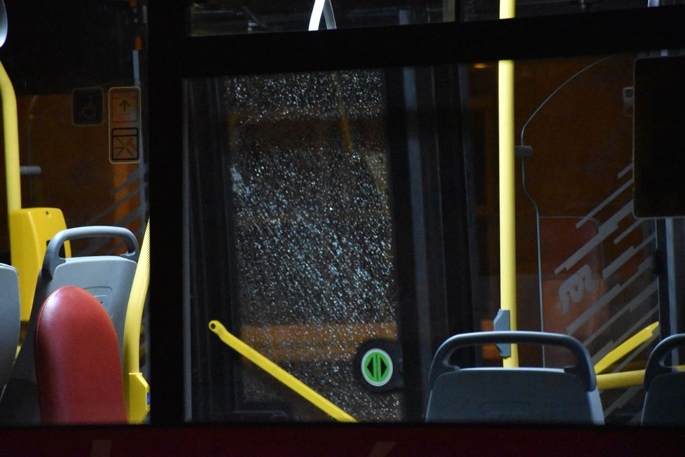 Střílel mladý muž v Radotíně na autobus? Případ vyšetřuje policie.