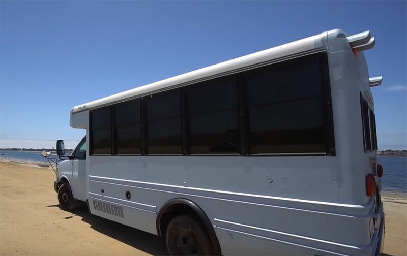 Pár se pochlubil, jak předělal školní autobus na obytný vůz