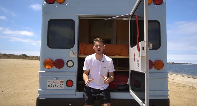 Pár se pochlubil, jak předělal školní autobus na obytný vůz