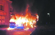 Autobus skončil v plamenech: Řidič se nadýchal kouře. Marně zkoušel hasit